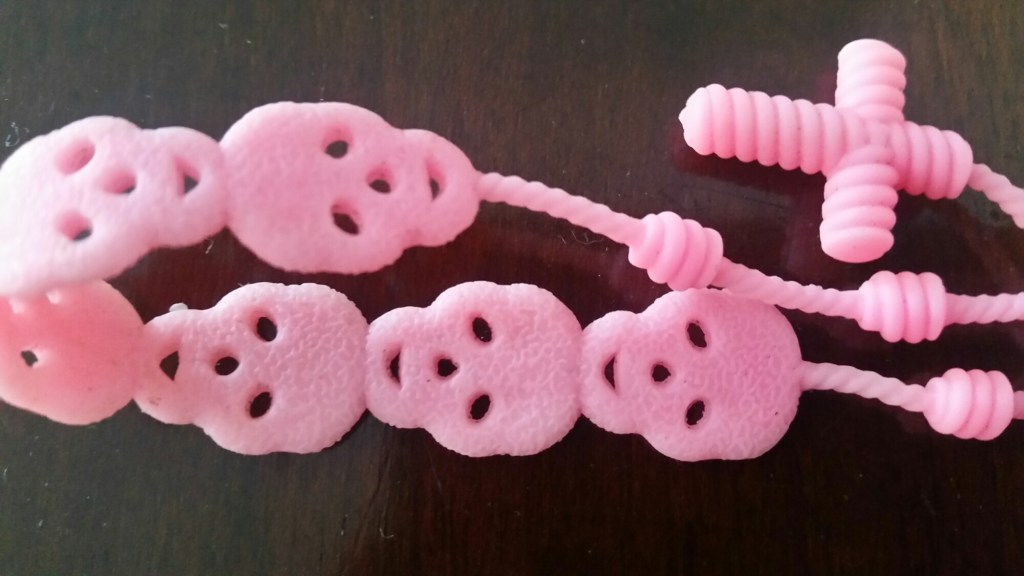 INDAGINI SU STRANI ROSARI CON TESCHI E CROCI VENDUTI AI&nbsp;BAMBINI