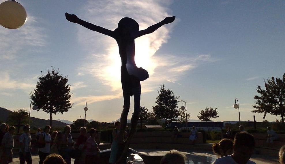 +++ L’INVIATO DEL PAPA, L’ARCIVESCOVO HOSER: “CONTRO MEDJUGORJE ATTIVITÀ DIABOLICHE, LE MAFIE COME QUELLE NAPOLETANE A CACCIA DI BUSINESS”&nbsp;(VIDEO)