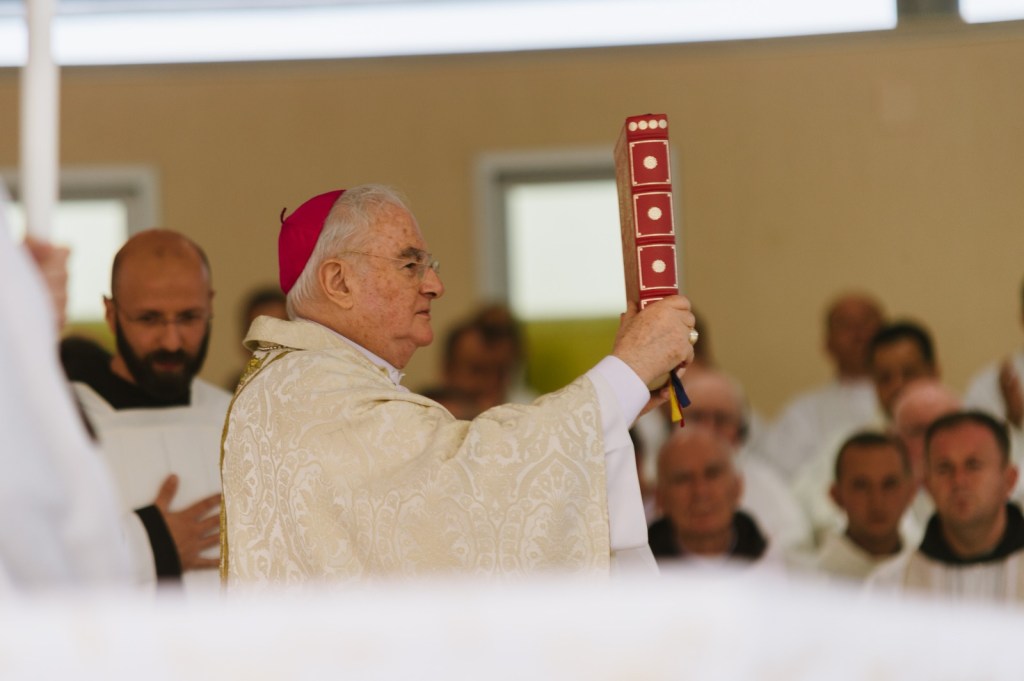 MONS. HOSER ARRIVA A MEDJUGORJE E IL VESCOVO DI MOSTAR ATTACCA: “E’ TUTTO FALSO”. RINNOVAMENTO DELLO SPIRITO AIUTERA’ IL VISITATORE PONTIFICIO? E CHE FINE FARANNO I&nbsp;FRATI?