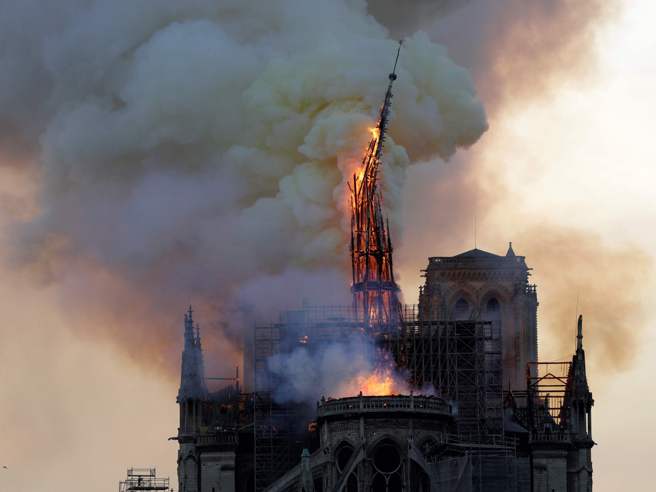 NOTRE-DAME BRUCIA, LA PROFEZIA DE LA SALETTE: “PARIGI PERIRÀ INFALLIBILMENTE”.
