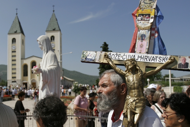 MEDJUGORJE,  MONS. PERIĆ  NON VA IN PENSIONE.  IL VESCOVO DI MOSTAR RESTA AL SUO POSTO ANCHE SE HA SUPERATO (DA DIVERSI MESI) I 75 ANNI. CHI PRENDERÀ IL SUO POSTO? E QUELLO STRANO PACCO SULLA MIA&nbsp;SCRIVANIA…