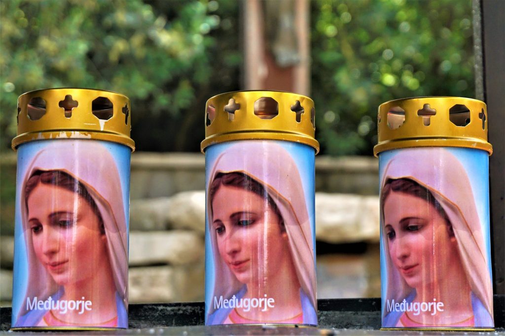 MEDJUGORJE, BANCHE TROPPO ESOSE. IL PARROCO: “ORA BASTA”. RITORNANO I PELLEGRINI DALLA GOSPA E QUELLO STRANO PARTICOLARE NEL ROSARIO DEL&nbsp;PAPA…