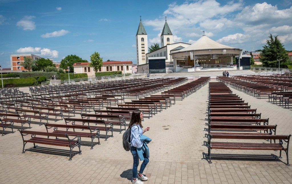 MEDJUGORJE, MONS. HOSER: “IL CORONAVIRUS HA UMILIATO CHI GOVERNAVA IL MONDO. I PELLEGRINI ORA POSSONO VENIRE. IN FORSE IL FESTIVAL DEI&nbsp;GIOVANI”