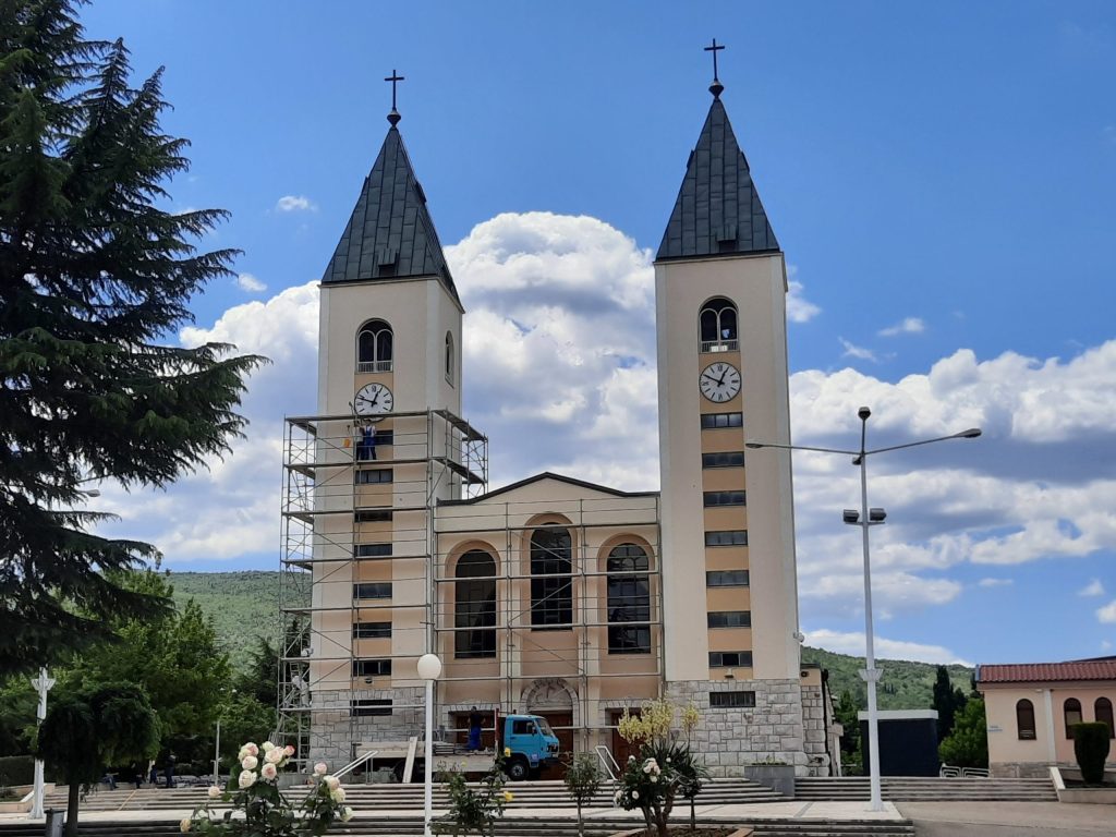 COSA ACCADE OGGI A MEDJUGORJE? NUOVO LOOK PER LA PARROCCHIA O RICONOSCIMENTO VATICANO? DURANTE IL CORONAVIRUS PERSO IL 90% DEI&nbsp;PELLEGRINI