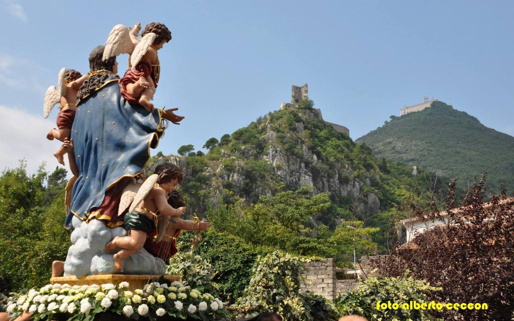 SAN BENEDETTO BATTE LA MADONNA PER 1-0. COSA STA SUCCEDENDO A CASSINO? PARROCI, DIOCESI, FEDELI E GIUNTA COMUNALE IN GUERRA PER “COLPA” DELL’ASSUNTA. UNA STORIA (VERA) DA NON&nbsp;CREDERE