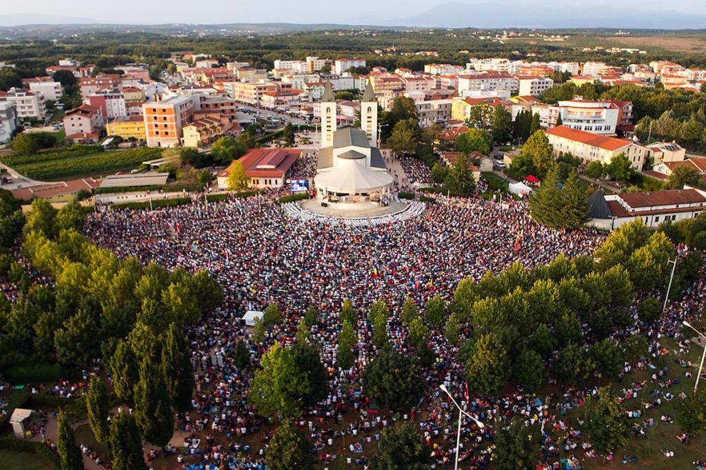 MEDJUGORJE, IL VESCOVO HOSER: “ORMAI DI FATTO SIAMO SANTUARIO INTERNAZIONALE”. AL VIA IL FESTIVAL DEI GIOVANI. PER LA PRIMA VOLTA IL PAPA INVIA UN MESSAGGIO. L’INVIATO PAPALE: “PER FORTUNA NON C’È PIÙ IL VESCOVO&nbsp;PERIC…”