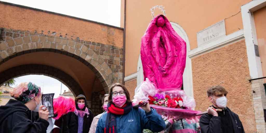 SACRO E BLASFEMO PROCESSIONE CHOC A ROMA, LA MADONNA A FORMA DI&nbsp;VAGINA