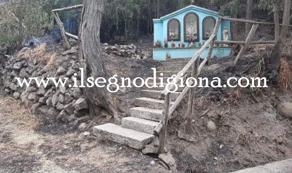 IL MIRACOLO DELL’APOCALISSE IN SARDEGNA, LE FIAMME SI FERMANO DAVANTI LA MADONNA. MENTRE TUTTO BRUCIA, LA CAPPELLINA RESTA&nbsp;INTATTA