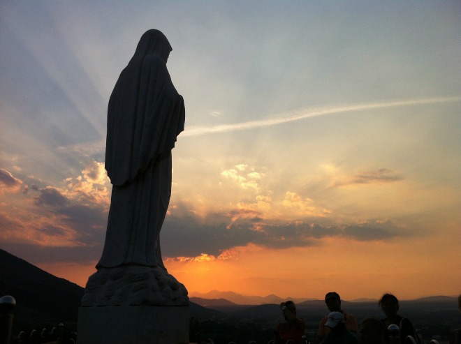 +++ MEDJUGORJE, LA GOSPA PARLA DEL GREEN PASS: “VOGLIONO METTERE CATENE ALLA VOSTRA LIBERTÀ. QUESTO NON VIENE DA DIO”. BOSNIA ZONA ROSSA. IN ITALIA VIETATO IL&nbsp;TURISMO