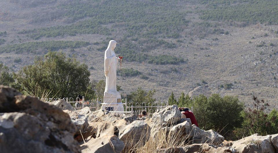 MEDJUGORJE, IL NOSTRO MINISTERO DELLA SALUTE APRE LE INDAGINI SUI PELLEGRINAGGI VIETATI DURANTE IL LOCKDOWN. GLI ORGANIZZATORI TREMANO, PREVISTE PENE SEVERISSIME  E SANZIONI PECUNARIE. IERI È ARRIVATO A MEDJUGORJE – SENZA PASSARE DA MOSTAR – IL NUOVO VISITATORE&nbsp;APOSTOLICO