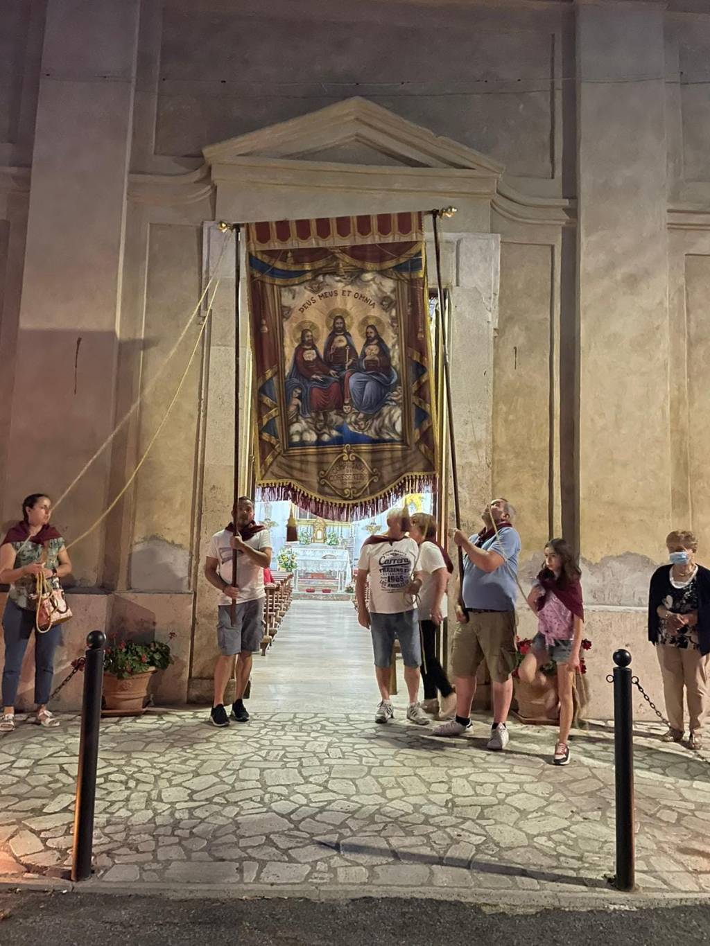 RIETI, SCOPPIA LA GUERRA DELLE “COMPAGNIE DEGLI STENDARDI”. IL VESCOVO METTE AL BANDO GRUPPO DI PREGHIERA DELLA SANTISSIMA&nbsp;TRINITÀ