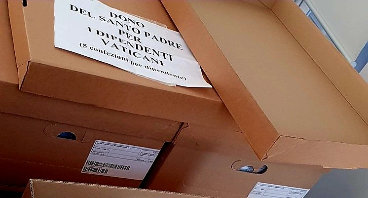 IL REGALO DI NATALE DEL PAPA AI DIPENDENTI: SPRAY NASALE PER&nbsp;TUTTI