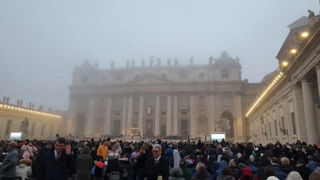STRANI SEGNI NEL CIELO: UNA CROCE DI LUCE SQUARCIA LE NUVOLE DURANTE I FUNERALI DI BENEDETTO&nbsp;XVI