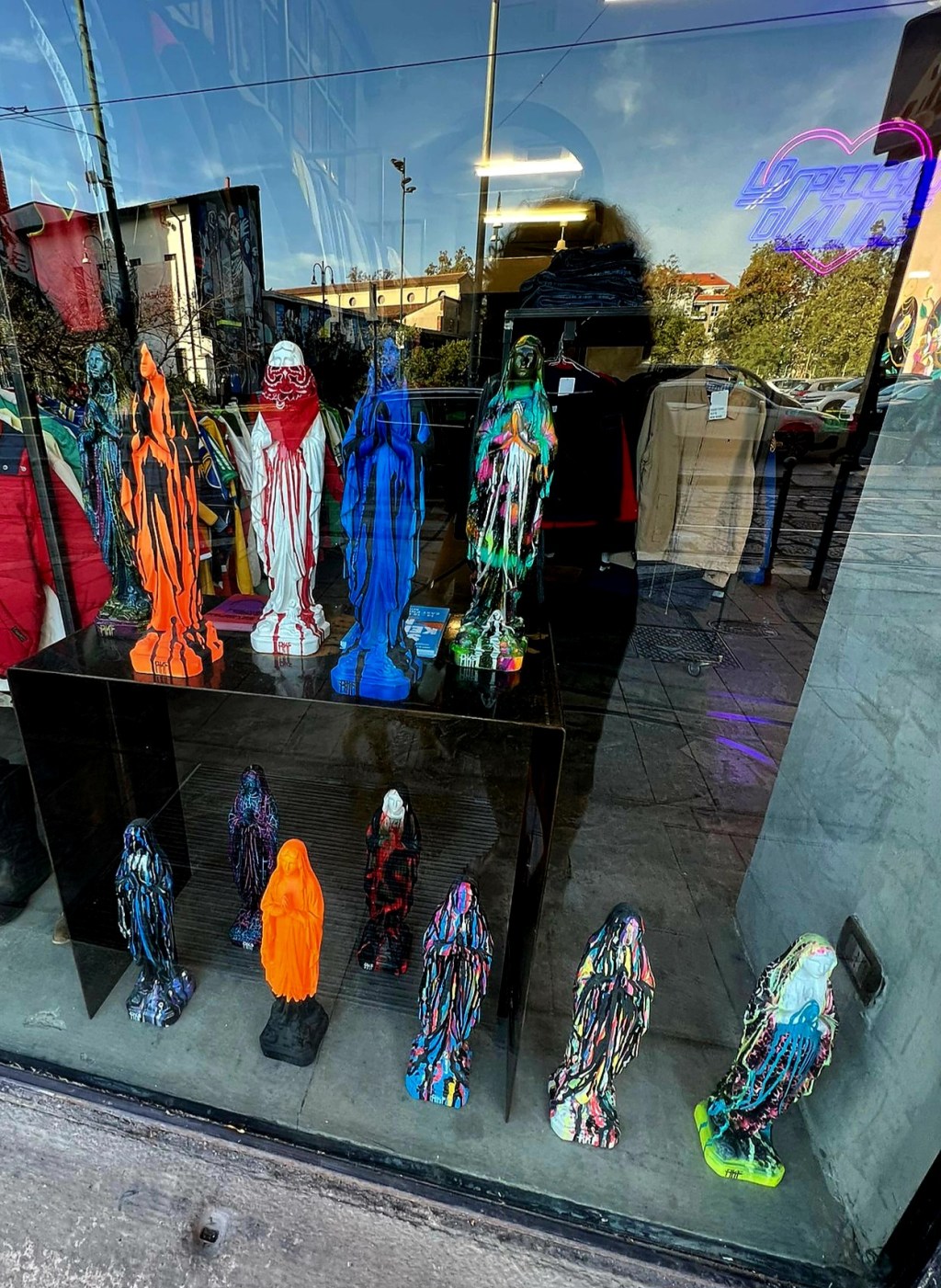 LA MADONNINA IN VETRINA: ORA VIENE USATA PER PUBBLICIZZARE UNA MARCA DI&nbsp;VESTITI