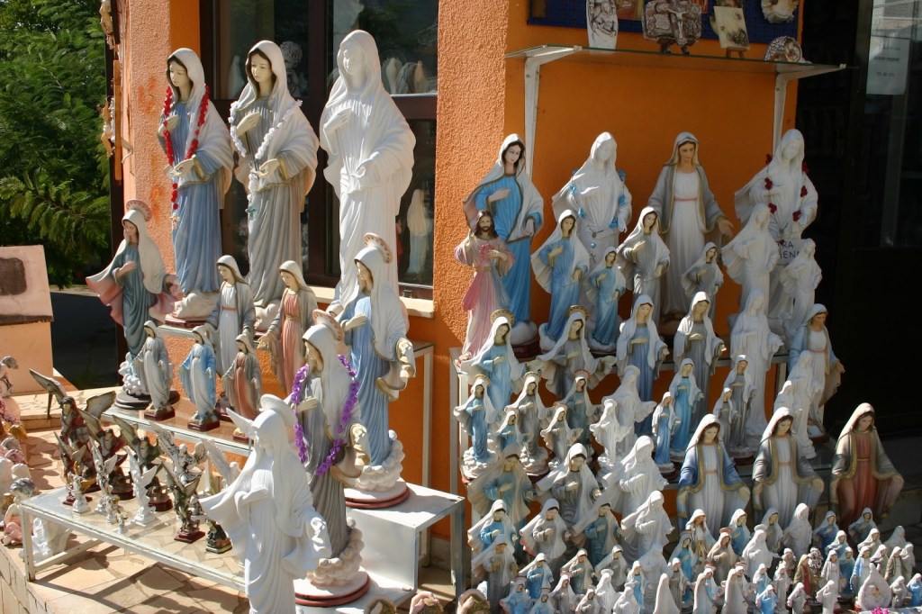 NON C’È PACE PER MEDJUGORJE. NESSUNA CONFERMA CON IL NUOVO DOCUMENTO SULLE APPARIZIONI. TUTTO DA RIFARE. SARÀ IL VESCOVO DI MOSTAR E IL VISITATORE APOSTOLICO A DECIDERE LA FORMULA&nbsp;GIUSTA