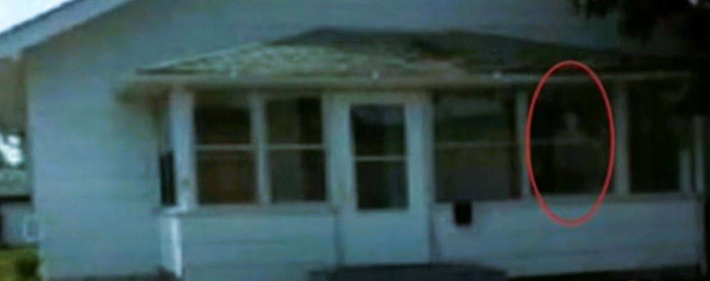 LA CASA “DEL SIGNORE DELLE MOSCHE” SBARCA SU NETFLIX. SI TRATTA DI UNA MIA VECCHIA INCHIESTA SU UNO DEI FATTI PIÙ SCONCERTANTI CHE RESTERÀ NEGLI ANNALI DELL’ESORCISMO. VI TOGLIERÀ IL&nbsp;SONNO