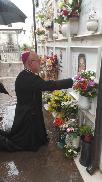 ELISA CLAPS, IL NUOVO ARCIVESCOVO DI POTENZA VA A PREGARE SULLA SUA TOMBA.  FORTE GESTO SIMBOLICO. CI SARÀ UN RIAVVICINAMENTO CON LA FAMIGLIA 31 ANNI DOPO L’OMICIDIO?