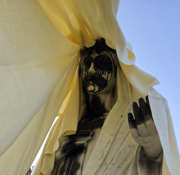 +++ MEDJUGORJE A FERRO E FUOCO. VANDALI NELLA NOTTE INCENDIANO ALTARE E PROFANANO STATUE DELLA MADONNA E CROCE BLU. SI SEGUE LA PISTA POLACCA&nbsp;(VIDEO)